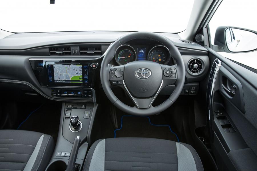  Toyota Auris Hybrid 2015 года  (UK) (фото 4 из 23)